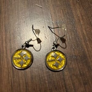 PITTSBURGH STEELERS GLITTER DANGLE EARRINGS.